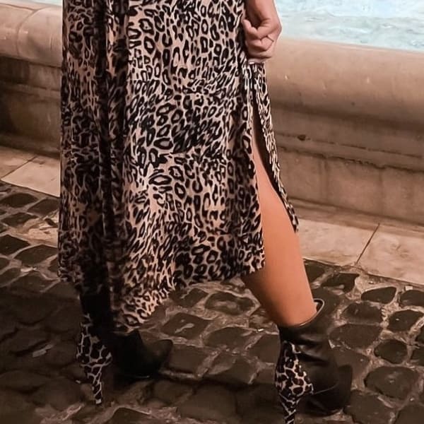 look botines negros leopardo con vestido animal print